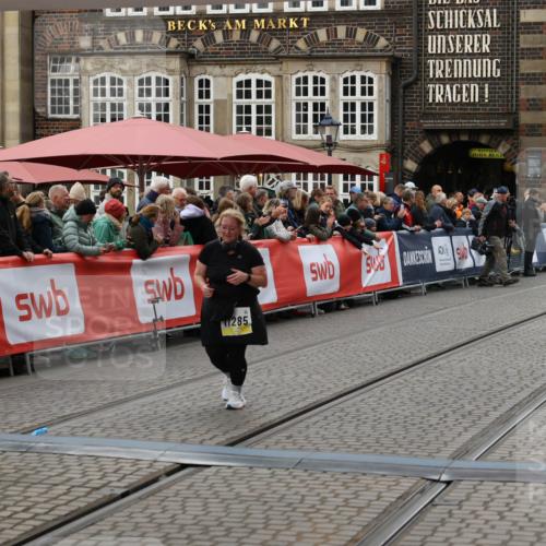 05.10.2025 - 20. swb-Marathon Bremen Yannick Fuchs http://msf.ph/oto/9248307 05.10.2025 11:12:45 Ziel 9736, 10190, 11285 meine-sportfotos.de