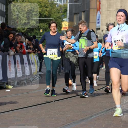 05.10.2025 - 20. swb-Marathon Bremen Strokosch-Dieckow http://msf.ph/oto/9248311 05.10.2025 10:59:55 Ziel 9005, 9381, 9604, 9612, 10290, 10291, 10311, 11444, 11639, 11644 meine-sportfotos.de