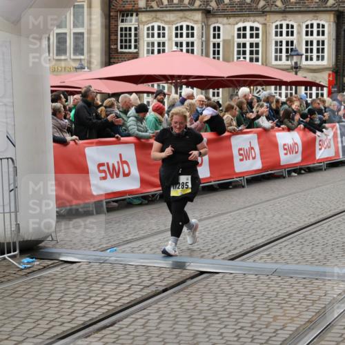 05.10.2025 - 20. swb-Marathon Bremen Yannick Fuchs http://msf.ph/oto/9248340 05.10.2025 11:12:45 Ziel 9736, 10190, 11285 meine-sportfotos.de