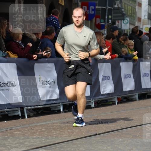 05.10.2025 - 20. swb-Marathon Bremen Strokosch-Dieckow http://msf.ph/oto/9248347 05.10.2025 10:59:56 Ziel 9005, 9381, 9604, 9612, 10290, 10291, 10311, 11266, 11444, 11639, 11644 meine-sportfotos.de