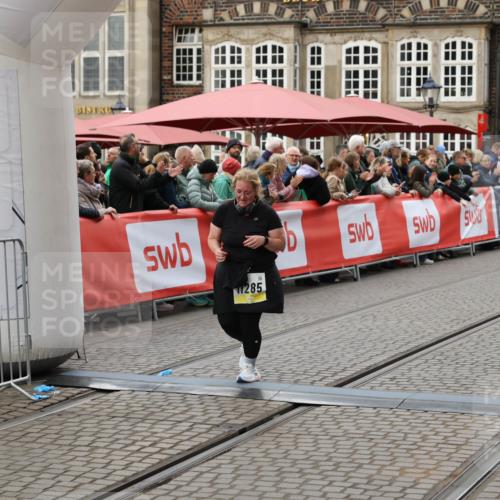 05.10.2025 - 20. swb-Marathon Bremen Yannick Fuchs http://msf.ph/oto/9248357 05.10.2025 11:12:45 Ziel 9736, 10190, 11285 meine-sportfotos.de
