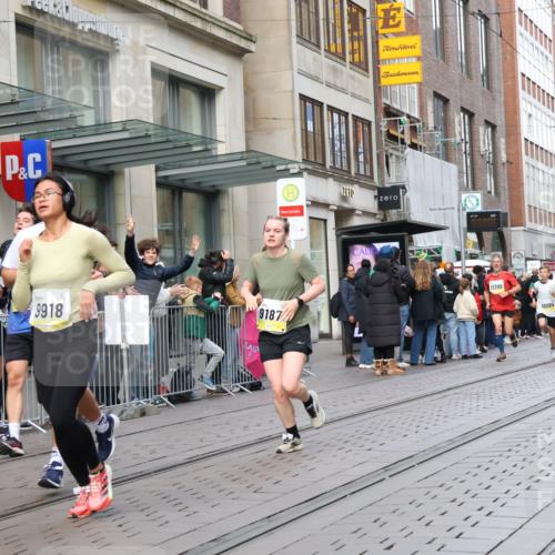 05.10.2025 - 20. swb-Marathon Bremen Strokosch-Dieckow http://msf.ph/oto/9248405 05.10.2025 10:52:43 Ziel 9187, 9284, 9449, 9650, 9703, 9830, 9834, 9918, 9985, 10064, 10128, 10242, 10349, 10460, 10466, 10514, 10539, 10779, 10955, 10958, 11259, 11300, 11377, 11398, 11411, 11450, 11512, 11722, 9187, 9284, 9449, 9650, 9703, 9830, 9834, 9918, 9985, 10064, 10128, 10242, 10349, 10460, 10466, 10514, 10539, 10779, 10955, 10958, 11398, 11450, 11722 meine-sportfotos.de