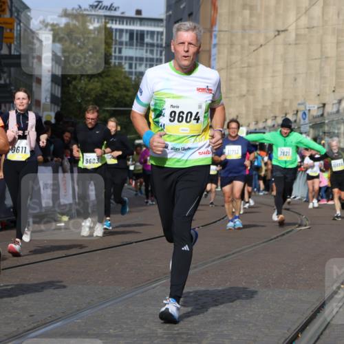 05.10.2025 - 20. swb-Marathon Bremen Strokosch-Dieckow http://msf.ph/oto/9248412 05.10.2025 11:00:04 Ziel 7621, 9005, 9381, 9603, 9604, 9611, 9666, 10138, 10290, 10291, 10311, 10489, 10572, 11026, 11125, 11266, 11600, 11713 meine-sportfotos.de