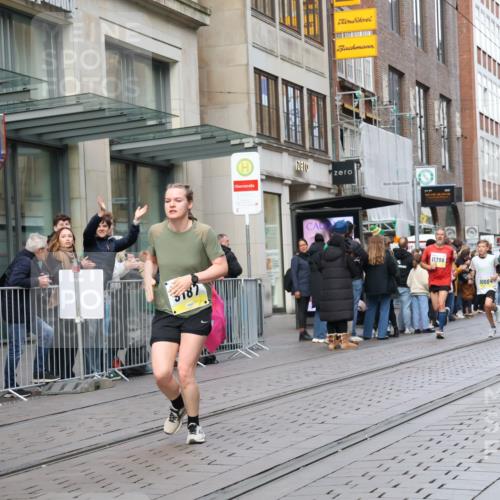 05.10.2025 - 20. swb-Marathon Bremen Strokosch-Dieckow http://msf.ph/oto/9248417 05.10.2025 10:52:44 Ziel 9187, 9449, 9650, 9703, 9834, 9918, 9956, 9985, 10064, 10128, 10242, 10349, 10460, 10466, 10539, 10779, 10806, 10955, 10958, 11259, 11300, 11377, 11398, 11411, 11450, 11510, 11512, 11722, 9187, 9449, 9650, 9703, 9834, 9918, 9956, 9985, 10064, 10128, 10242, 10349, 10460, 10466, 10539, 10779, 10806, 10955, 10958, 11398, 11450, 11722 meine-sportfotos.de