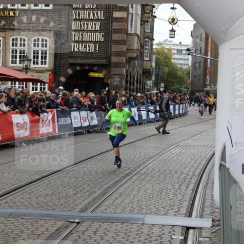 05.10.2025 - 20. swb-Marathon Bremen Yannick Fuchs http://msf.ph/oto/9248425 05.10.2025 11:12:47 Ziel 10190, 11285 meine-sportfotos.de