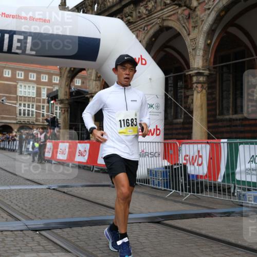 05.10.2025 - 20. swb-Marathon Bremen Yannick Fuchs http://msf.ph/oto/9248427 05.10.2025 10:44:05 Ziel 9170, 9865, 11256, 11683 meine-sportfotos.de