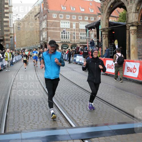 05.10.2025 - 20. swb-Marathon Bremen Yannick Fuchs http://msf.ph/oto/9248432 05.10.2025 10:52:51 Ziel 9209, 9517, 9581, 10548, 10833, 11012, 11382, 11417, 11587 meine-sportfotos.de