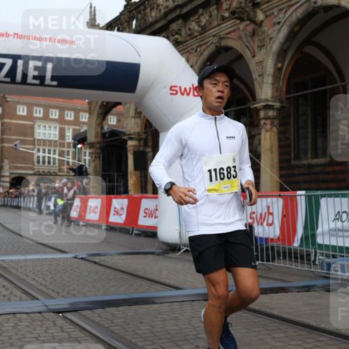 05.10.2025 - 20. swb-Marathon Bremen Yannick Fuchs http://msf.ph/oto/9248436 05.10.2025 10:44:05 Ziel 9170, 9865, 11256, 11683 meine-sportfotos.de