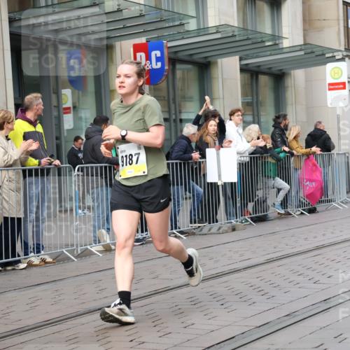05.10.2025 - 20. swb-Marathon Bremen Strokosch-Dieckow http://msf.ph/oto/9248440 05.10.2025 10:52:44 Ziel 9187, 9449, 9650, 9703, 9834, 9918, 9956, 9985, 10064, 10128, 10242, 10349, 10460, 10466, 10539, 10779, 10806, 10955, 10958, 11259, 11300, 11377, 11398, 11411, 11450, 11510, 11512, 11722, 9187, 9449, 9650, 9703, 9834, 9918, 9956, 9985, 10064, 10128, 10242, 10349, 10460, 10466, 10539, 10779, 10806, 10955, 10958, 11398, 11450, 11722 meine-sportfotos.de