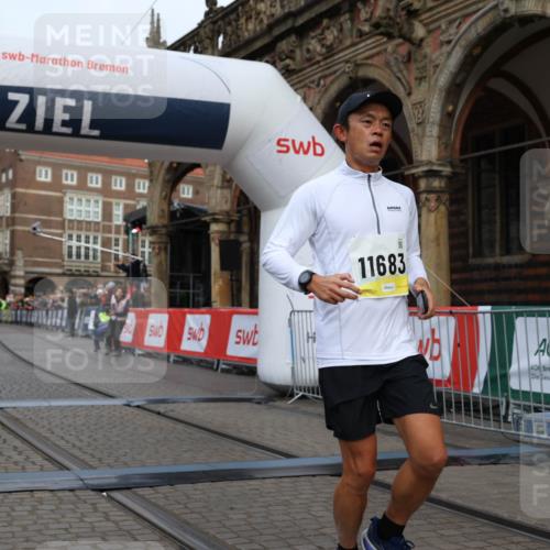 05.10.2025 - 20. swb-Marathon Bremen Yannick Fuchs http://msf.ph/oto/9248444 05.10.2025 10:44:05 Ziel 9170, 9865, 11256, 11683 meine-sportfotos.de