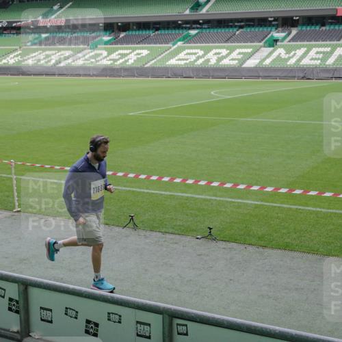 05.10.2025 - 20. swb-Marathon Bremen Michael Burmester http://msf.ph/oto/9248456 05.10.2025 10:39:10 Laufen im Stadion 7199, 7654, 7788, 7979, 8123, 9002, 9182, 9184, 9224, 9225, 9229, 9235, 9269, 9300, 9322, 9324, 9325, 9331, 9335, 9379, 9394, 9398, 9409, 9515, 9610, 9628, 9644, 9660, 9668, 9713, 9752, 9765, 9771, 9782, 9850, 9890, 9908, 9927, 9944, 9978, 9998, 10018, 10021, 10106, 10142, 10207, 10213, 10238, 10255, 10258, 10289, 10297, 10371, 10404, 10405, 10439, 10446, 10483, 10498, 10511, 10529, 10531, 10551, 10557, 10567, 10623, 10734, 10749, 10853, 10033 meine-sportfotos.de