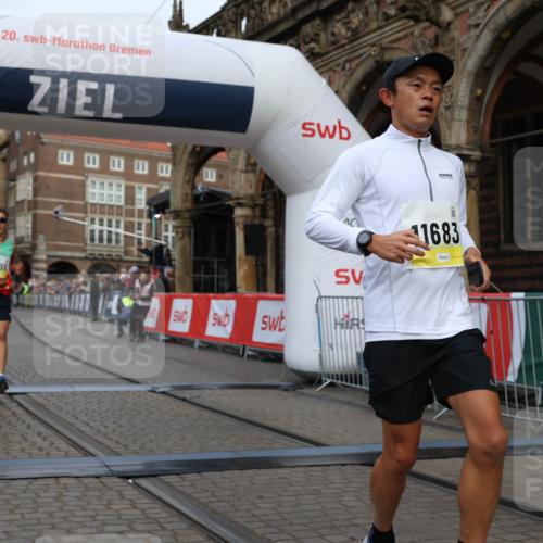 05.10.2025 - 20. swb-Marathon Bremen Yannick Fuchs http://msf.ph/oto/9248457 05.10.2025 10:44:05 Ziel 9170, 9865, 11256, 11683 meine-sportfotos.de