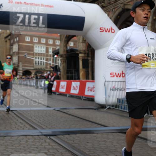 05.10.2025 - 20. swb-Marathon Bremen Yannick Fuchs http://msf.ph/oto/9248462 05.10.2025 10:44:05 Ziel 9170, 9865, 11256, 11683 meine-sportfotos.de