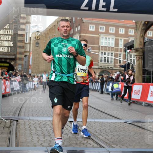 05.10.2025 - 20. swb-Marathon Bremen Yannick Fuchs http://msf.ph/oto/9248471 05.10.2025 10:44:05 Ziel 9170, 9865, 11256, 11683 meine-sportfotos.de