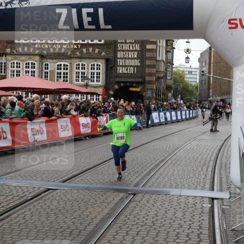 05.10.2025 - 20. swb-Marathon Bremen Yannick Fuchs http://msf.ph/oto/9248484 05.10.2025 11:12:48 Ziel 10190, 11285 meine-sportfotos.de