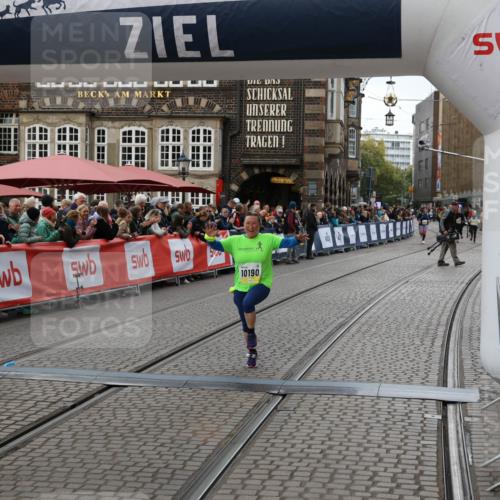 05.10.2025 - 20. swb-Marathon Bremen Yannick Fuchs http://msf.ph/oto/9248493 05.10.2025 11:12:48 Ziel 10190, 11285 meine-sportfotos.de