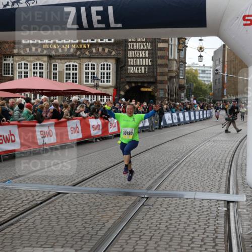 05.10.2025 - 20. swb-Marathon Bremen Yannick Fuchs http://msf.ph/oto/9248499 05.10.2025 11:12:48 Ziel 10190, 11285 meine-sportfotos.de