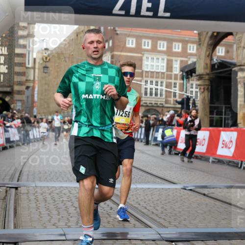 05.10.2025 - 20. swb-Marathon Bremen Yannick Fuchs http://msf.ph/oto/9248502 05.10.2025 10:44:06 Ziel 9170, 9865, 11256, 11683 meine-sportfotos.de