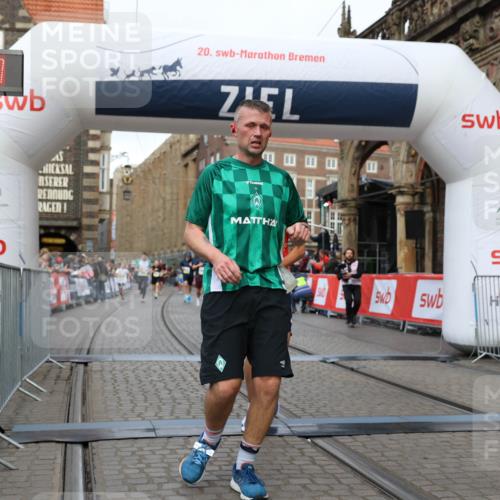 05.10.2025 - 20. swb-Marathon Bremen Yannick Fuchs http://msf.ph/oto/9248509 05.10.2025 10:44:06 Ziel 9170, 9865, 11256, 11683 meine-sportfotos.de