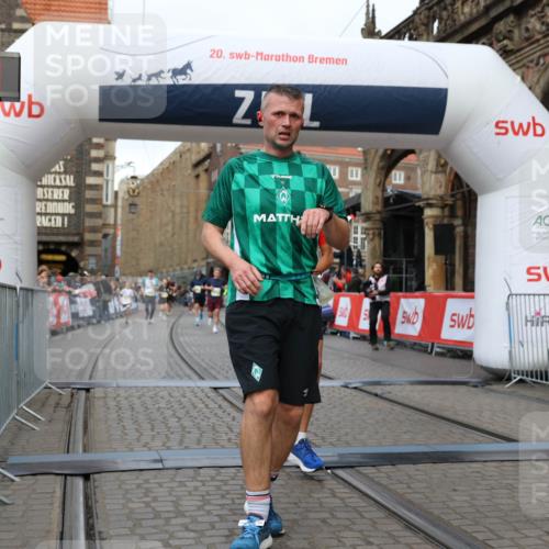 05.10.2025 - 20. swb-Marathon Bremen Yannick Fuchs http://msf.ph/oto/9248536 05.10.2025 10:44:06 Ziel 9170, 9865, 11256, 11683 meine-sportfotos.de