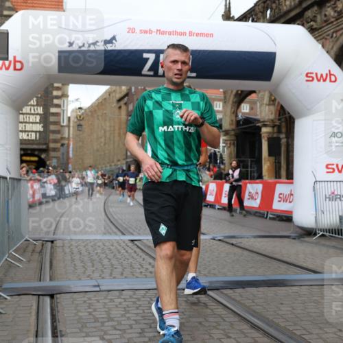 05.10.2025 - 20. swb-Marathon Bremen Yannick Fuchs http://msf.ph/oto/9248547 05.10.2025 10:44:06 Ziel 9170, 9865, 11256, 11683 meine-sportfotos.de
