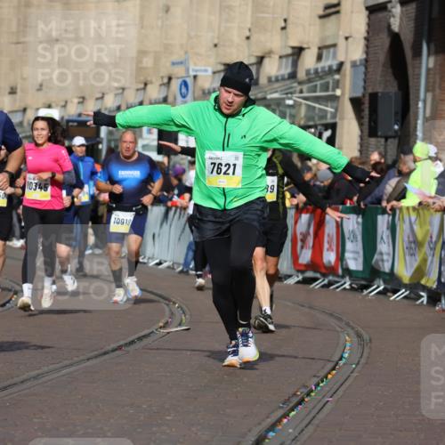 05.10.2025 - 20. swb-Marathon Bremen Strokosch-Dieckow http://msf.ph/oto/9248549 05.10.2025 11:00:06 Ziel 7177, 7621, 9603, 9604, 9611, 9666, 9672, 10138, 10345, 10489, 10572, 10889, 10919, 11026, 11050, 11125, 11266, 11600, 11713 meine-sportfotos.de