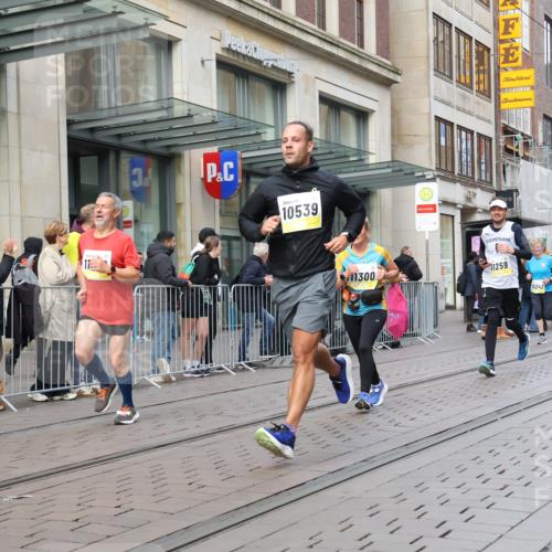 05.10.2025 - 20. swb-Marathon Bremen Strokosch-Dieckow http://msf.ph/oto/9248552 05.10.2025 10:52:48 Ziel 9187, 9449, 9539, 9650, 9703, 9834, 9918, 9956, 10064, 10128, 10242, 10317, 10349, 10460, 10466, 10539, 10779, 10806, 10955, 10958, 10993, 11175, 11259, 11300, 11377, 11398, 11411, 11450, 11510, 11512, 11722, 9187, 9449, 9539, 9650, 9703, 9834, 9918, 9956, 10064, 10128, 10242, 10317, 10349, 10460, 10466, 10539, 10779, 10806, 10955, 10958, 10993, 11398, 11450, 11722 meine-sportfotos.de