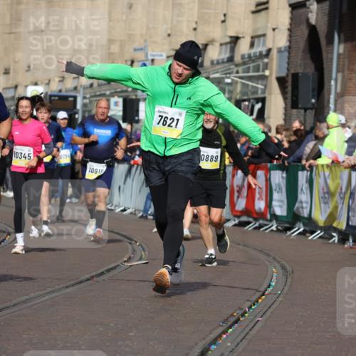 05.10.2025 - 20. swb-Marathon Bremen Strokosch-Dieckow http://msf.ph/oto/9248593 05.10.2025 11:00:06 Ziel 7177, 7621, 9603, 9604, 9611, 9666, 9672, 10138, 10345, 10489, 10572, 10889, 10919, 11026, 11050, 11125, 11266, 11600, 11713 meine-sportfotos.de