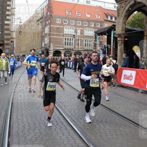 05.10.2025 - 20. swb-Marathon Bremen Yannick Fuchs http://msf.ph/oto/9248622 05.10.2025 10:52:53 Ziel 9209, 9214, 9501, 9517, 9581, 10308, 10309, 10833, 10997, 11012, 11382, 11417, 11587 meine-sportfotos.de