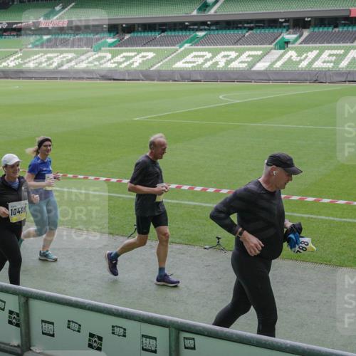 05.10.2025 - 20. swb-Marathon Bremen Michael Burmester http://msf.ph/oto/9248653 05.10.2025 10:39:19 Laufen im Stadion 7199, 7654, 7788, 7789, 7979, 8123, 9002, 9180, 9182, 9186, 9224, 9225, 9228, 9229, 9269, 9300, 9315, 9324, 9325, 9331, 9379, 9394, 9398, 9515, 9523, 9610, 9628, 9644, 9660, 9668, 9713, 9752, 9765, 9780, 9782, 9850, 9890, 9908, 9927, 9944, 9998, 10018, 10021, 10106, 10142, 10207, 10213, 10238, 10255, 10258, 10289, 10297, 10371, 10374, 10405, 10426, 10446, 10462, 10483, 10498, 10511, 10529, 10531, 10551, 10557, 10567, 10623, 10734, 10749, 10853, 9184 meine-sportfotos.de