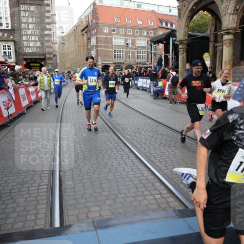 05.10.2025 - 20. swb-Marathon Bremen Yannick Fuchs http://msf.ph/oto/9248661 05.10.2025 10:52:54 Ziel 9214, 9284, 9501, 9517, 9581, 9830, 10308, 10309, 10514, 10833, 10997, 11012, 11382, 11417, 11587 meine-sportfotos.de