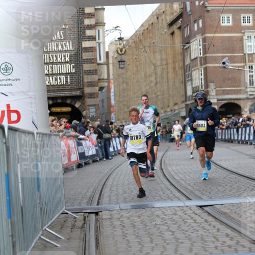 05.10.2025 - 20. swb-Marathon Bremen Yannick Fuchs http://msf.ph/oto/9248680 05.10.2025 10:44:10 Ziel 9614, 9865, 10351, 10652, 10780, 11256, 11316, 11503 meine-sportfotos.de