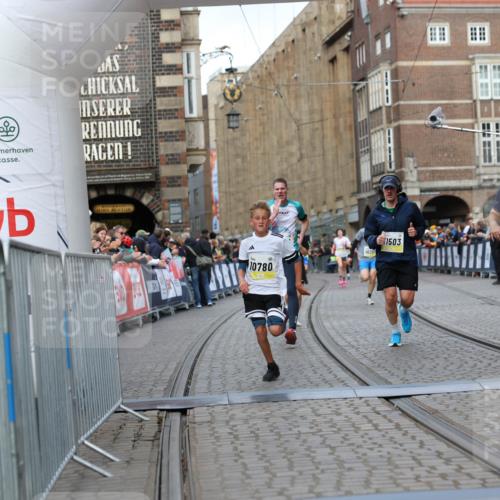 05.10.2025 - 20. swb-Marathon Bremen Yannick Fuchs http://msf.ph/oto/9248689 05.10.2025 10:44:10 Ziel 9614, 9865, 10351, 10652, 10780, 11256, 11316, 11503 meine-sportfotos.de