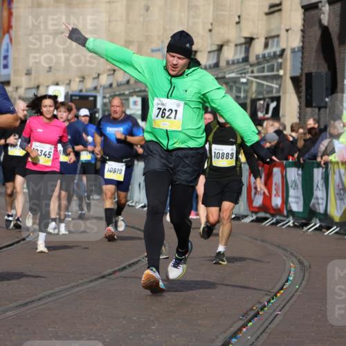 05.10.2025 - 20. swb-Marathon Bremen Strokosch-Dieckow http://msf.ph/oto/9248692 05.10.2025 11:00:06 Ziel 7177, 7621, 9603, 9604, 9611, 9666, 9672, 10138, 10345, 10489, 10572, 10889, 10919, 11026, 11050, 11125, 11266, 11600, 11713 meine-sportfotos.de