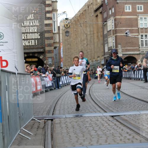 05.10.2025 - 20. swb-Marathon Bremen Yannick Fuchs http://msf.ph/oto/9248700 05.10.2025 10:44:10 Ziel 9614, 9865, 10351, 10652, 10780, 11256, 11316, 11503 meine-sportfotos.de