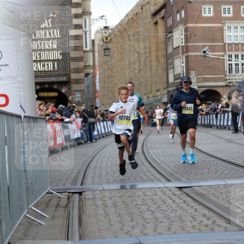 05.10.2025 - 20. swb-Marathon Bremen Yannick Fuchs http://msf.ph/oto/9248709 05.10.2025 10:44:10 Ziel 9614, 9865, 10351, 10652, 10780, 11256, 11316, 11503 meine-sportfotos.de