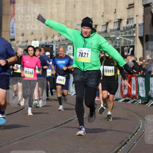 05.10.2025 - 20. swb-Marathon Bremen Strokosch-Dieckow http://msf.ph/oto/9248712 05.10.2025 11:00:06 Ziel 7177, 7621, 9603, 9604, 9611, 9666, 9672, 10138, 10345, 10489, 10572, 10889, 10919, 11026, 11050, 11125, 11266, 11600, 11713 meine-sportfotos.de