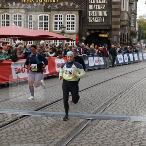 05.10.2025 - 20. swb-Marathon Bremen Yannick Fuchs http://msf.ph/oto/9248737 05.10.2025 11:12:58 Ziel 9203, 10186, 11252 meine-sportfotos.de