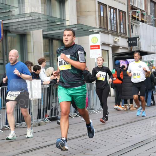 05.10.2025 - 20. swb-Marathon Bremen Strokosch-Dieckow http://msf.ph/oto/9248744 05.10.2025 10:52:54 Ziel 7193, 7251, 9263, 9449, 9539, 9650, 9703, 9717, 9834, 9868, 9956, 10057, 10128, 10242, 10302, 10317, 10335, 10349, 10460, 10466, 10539, 10806, 10958, 10993, 11174, 11175, 11259, 11300, 11377, 11398, 11411, 11450, 11510, 11512, 11616, 7193, 7251, 9263, 9449, 9539, 9650, 9703, 9717, 9834, 9868, 9956, 10057, 10128, 10242, 10302, 10317, 10335, 10349, 10460, 10466, 10539, 10806, 10958, 10993, 11174, 11398, 11450 meine-sportfotos.de