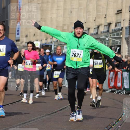 05.10.2025 - 20. swb-Marathon Bremen Strokosch-Dieckow http://msf.ph/oto/9248754 05.10.2025 11:00:06 Ziel 7177, 7621, 9603, 9604, 9611, 9666, 9672, 10138, 10345, 10489, 10572, 10889, 10919, 11026, 11050, 11125, 11266, 11600, 11713 meine-sportfotos.de