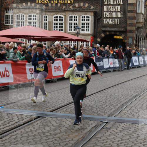 05.10.2025 - 20. swb-Marathon Bremen Yannick Fuchs http://msf.ph/oto/9248757 05.10.2025 11:12:58 Ziel 9203, 10186, 11252 meine-sportfotos.de