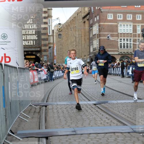 05.10.2025 - 20. swb-Marathon Bremen Yannick Fuchs http://msf.ph/oto/9248760 05.10.2025 10:44:10 Ziel 9614, 9865, 10351, 10652, 10780, 11256, 11316, 11503 meine-sportfotos.de
