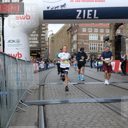 05.10.2025 - 20. swb-Marathon Bremen Yannick Fuchs http://msf.ph/oto/9248770 05.10.2025 10:44:10 Ziel 9614, 9865, 10351, 10652, 10780, 11256, 11316, 11503 meine-sportfotos.de
