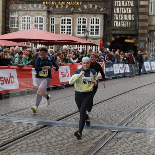 05.10.2025 - 20. swb-Marathon Bremen Yannick Fuchs http://msf.ph/oto/9248771 05.10.2025 11:12:58 Ziel 9203, 10186, 11252 meine-sportfotos.de