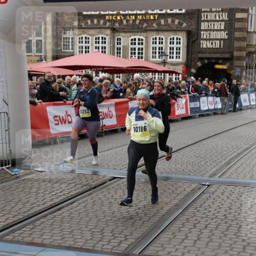 05.10.2025 - 20. swb-Marathon Bremen Yannick Fuchs http://msf.ph/oto/9248782 05.10.2025 11:12:58 Ziel 9203, 10186, 11252 meine-sportfotos.de