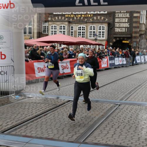 05.10.2025 - 20. swb-Marathon Bremen Yannick Fuchs http://msf.ph/oto/9248792 05.10.2025 11:12:58 Ziel 9203, 10186, 11252 meine-sportfotos.de