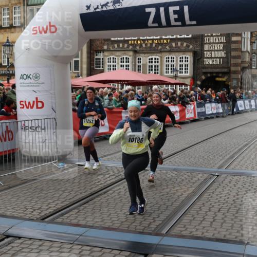 05.10.2025 - 20. swb-Marathon Bremen Yannick Fuchs http://msf.ph/oto/9248800 05.10.2025 11:12:59 Ziel 9203, 10186, 11252 meine-sportfotos.de