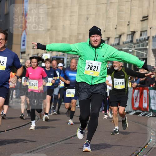 05.10.2025 - 20. swb-Marathon Bremen Strokosch-Dieckow http://msf.ph/oto/9248816 05.10.2025 11:00:07 Ziel 7177, 7621, 9603, 9611, 9666, 9672, 10138, 10345, 10489, 10572, 10889, 10919, 11026, 11050, 11125, 11266, 11600, 11713 meine-sportfotos.de