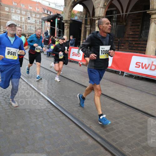 05.10.2025 - 20. swb-Marathon Bremen Yannick Fuchs http://msf.ph/oto/9248847 05.10.2025 10:52:56 Ziel 9214, 9284, 9501, 9581, 9830, 9985, 10308, 10309, 10514, 10833, 10997, 11012, 11382, 11417, 11587 meine-sportfotos.de