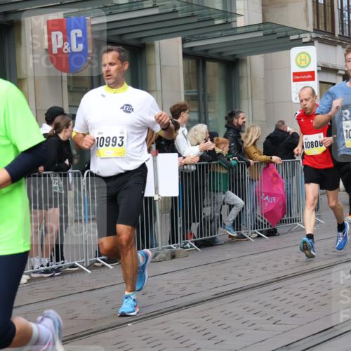 05.10.2025 - 20. swb-Marathon Bremen Strokosch-Dieckow http://msf.ph/oto/9248857 05.10.2025 10:52:56 Ziel 7193, 7251, 9263, 9449, 9539, 9650, 9703, 9717, 9834, 9868, 9956, 9957, 10057, 10128, 10242, 10302, 10317, 10335, 10349, 10369, 10460, 10466, 10468, 10539, 10655, 10806, 10934, 10958, 10993, 11174, 11175, 11259, 11300, 11377, 11411, 11510, 11512, 11545, 11616, 11716, 7193, 7251, 9263, 9449, 9539, 9650, 9703, 9717, 9834, 9868, 9956, 9957, 10057, 10128, 10242, 10302, 10317, 10335, 10349, 10369, 10460, 10466, 10468, 10539, 10655, 10806, 10934, 10958, 10993, 11174 meine-sportfotos.de